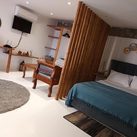 Woodstone Studios & Apartments Santorini Pyrgos Kallistis Екстер'єр фото