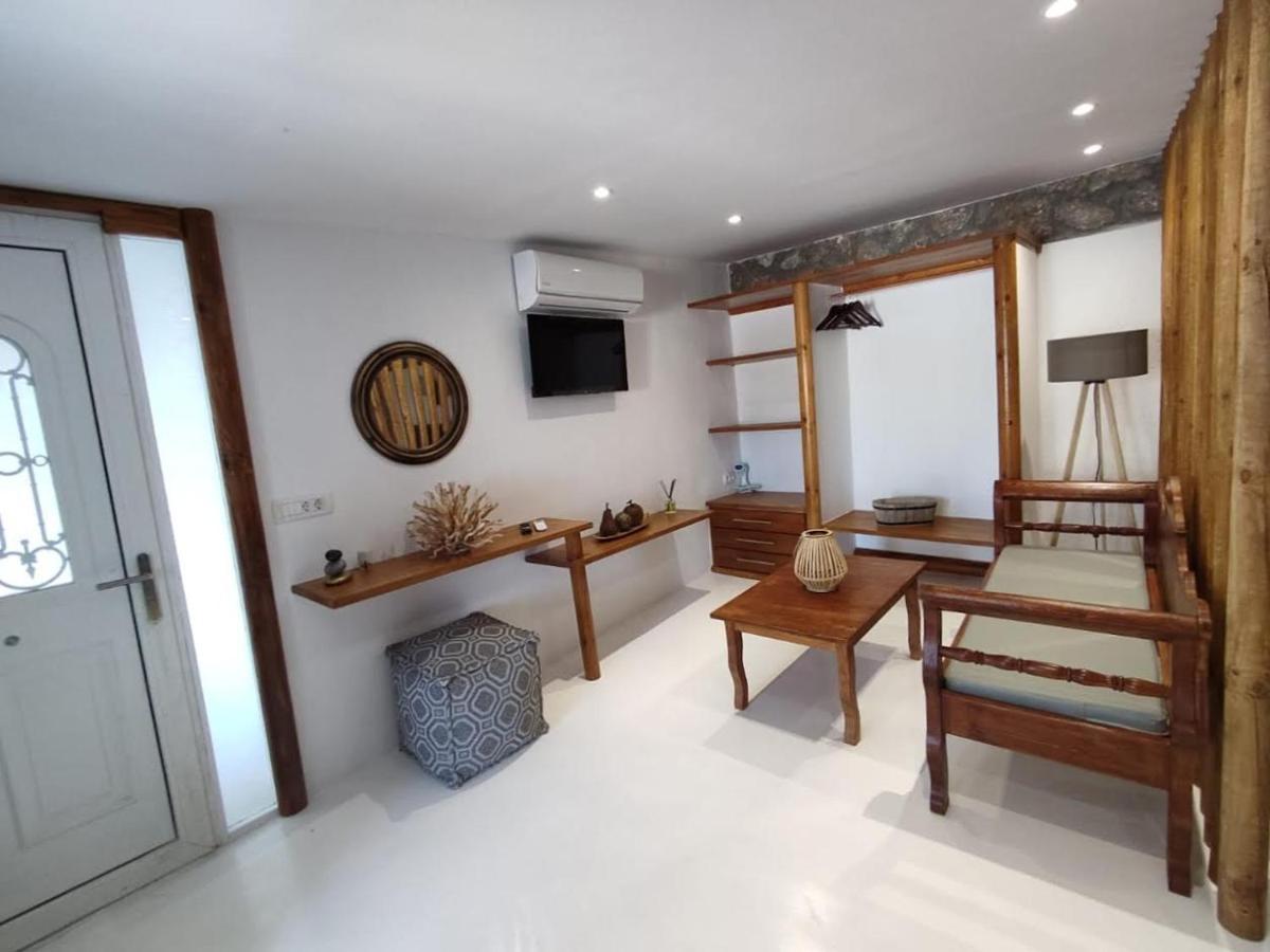 Woodstone Studios & Apartments Santorini Pyrgos Kallistis Екстер'єр фото