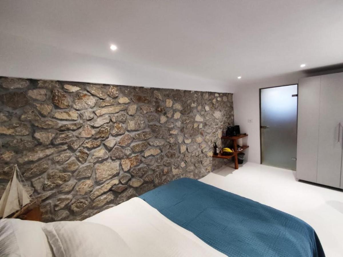 Woodstone Studios & Apartments Santorini Pyrgos Kallistis Екстер'єр фото